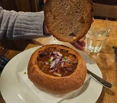 Mlejnice signature dishes Dle denní nabídky
S uzeným lososem, (míchaná zelenina, červená cibulka, koprový dresink)
Hovězí líčka na hořčicové zelenině a červeném víně, houskový knedlík